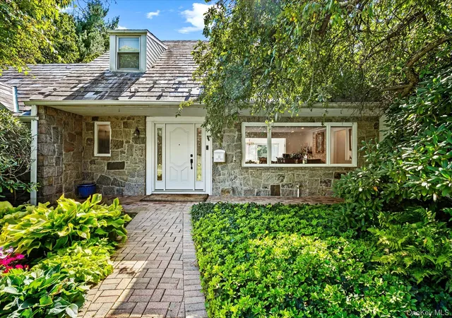 Photo 3 of Single family home for sale at 10 Vista Dr, North Hempstead, NY 11021 | MLS# 1042917 | Listing updated on 2026-09-15
