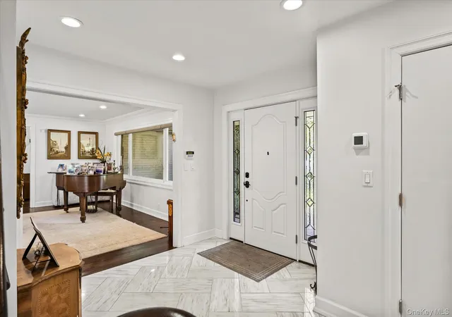Photo 3 of Single family home for sale at 10 Vista Dr, North Hempstead, NY 11021 | MLS# 1042917 | Listing updated on 2026-09-15