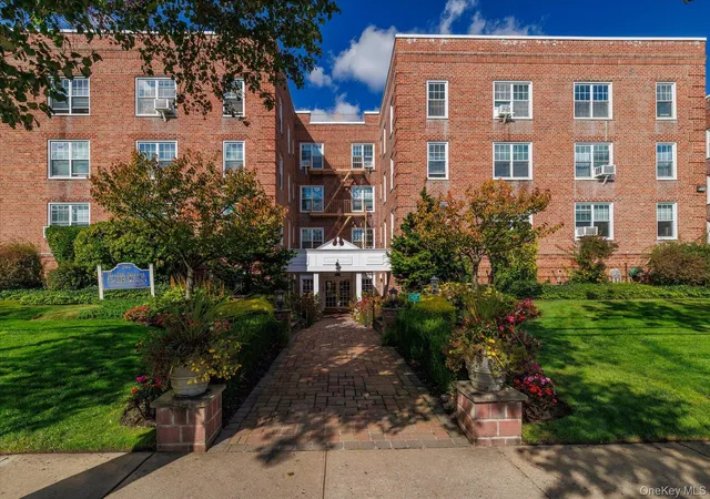 Sale Pending at 194 Smith St #1Q, Hempstead, NY 11520 | MLS# 1042918 | Listing updated on 2026-09-15
