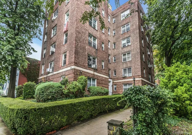 Photo 1 of Condo for sale at 2600 Henry Hudson Pkwy E #1D, New York, NY 10463 | MLS# 1042929 | Listing updated on 2026-09-03