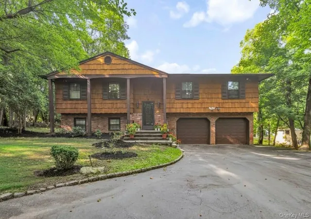 Photo 1 of Single family home for sale at 6 Arrow Ln, Clarkstown, NY 10956 | MLS# 1043082 | Listing updated on 2026-09-06