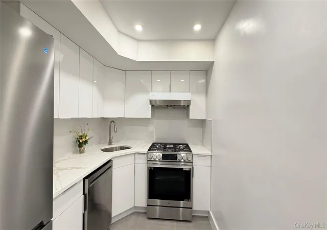 Listing Photo 2 - Condo for sale in building located at 140-44 34Th Ave, New York, NY 11354 - Unit #3D