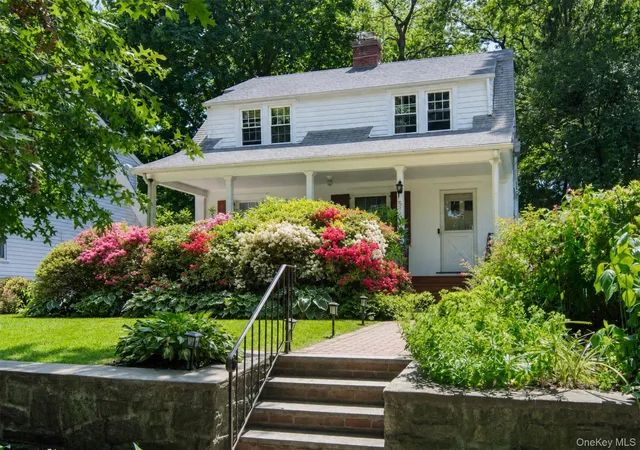Photo 1 of Single family home for sale at 579 Manor Ln, Pelham, NY 10803 | MLS# 1043116 | Listing updated on 2026-09-13