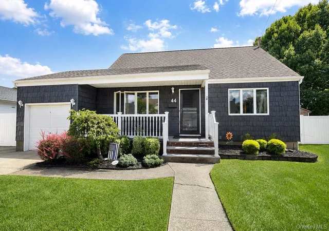 Photo 4 of Single family home for sale at 44 Sunset Ave, Oyster Bay, NY 11735 | MLS# 1043151 | Listing updated on 2026-10-28