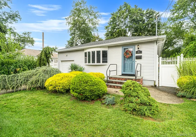 Photo 1 of Sale Pending at 21 Pearsall Pl, Babylon, NY 11729 | MLS# 1043589 | Listing updated on 2026-09-24