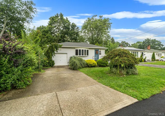 Photo 3 of Sale Pending at 21 Pearsall Pl, Babylon, NY 11729 | MLS# 1043589 | Listing updated on 2026-09-24