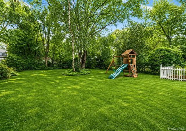 Photo 4 of Sale Pending at 21 Pearsall Pl, Babylon, NY 11729 | MLS# 1043589 | Listing updated on 2026-09-24