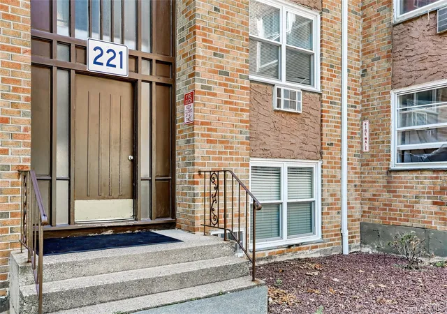 Listing Photo 3 - Condo for sale in building located at 221 Kearsing Pkwy, Ramapo, NY 10931 - Unit #E