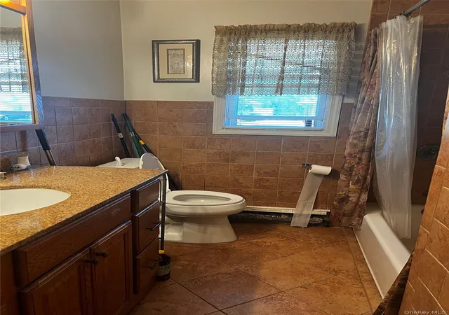 Photo 4 of Single family home for sale at 819 Dean Dr, Hempstead, NY 11510 | MLS# 1043901 | Listing updated on 2026-09-06
