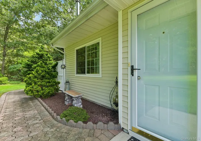 Photo 3 of Sale Pending at 127 Farm House Ct, Brookhaven, NY 11949 | MLS# 1043970 | Listing updated on 2026-09-29
