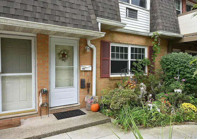 Photo 2 of House for sale at 11 Glen Holw Dr #D-64, Holtsville, NY 11742 | MLS# 1044043 | Listing updated on 2026-09-27