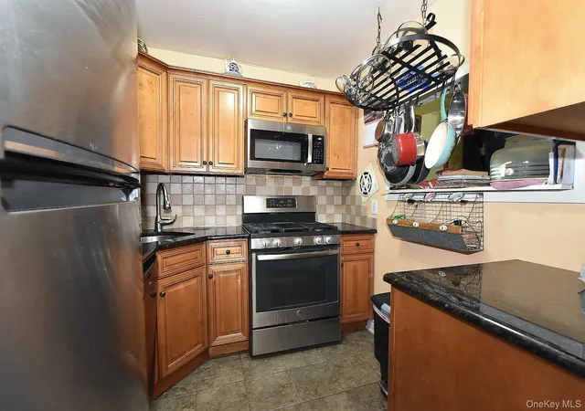 Photo 3 of House for sale at 11 Glen Holw Dr #D-64, Holtsville, NY 11742 | MLS# 1044043 | Listing updated on 2026-09-27