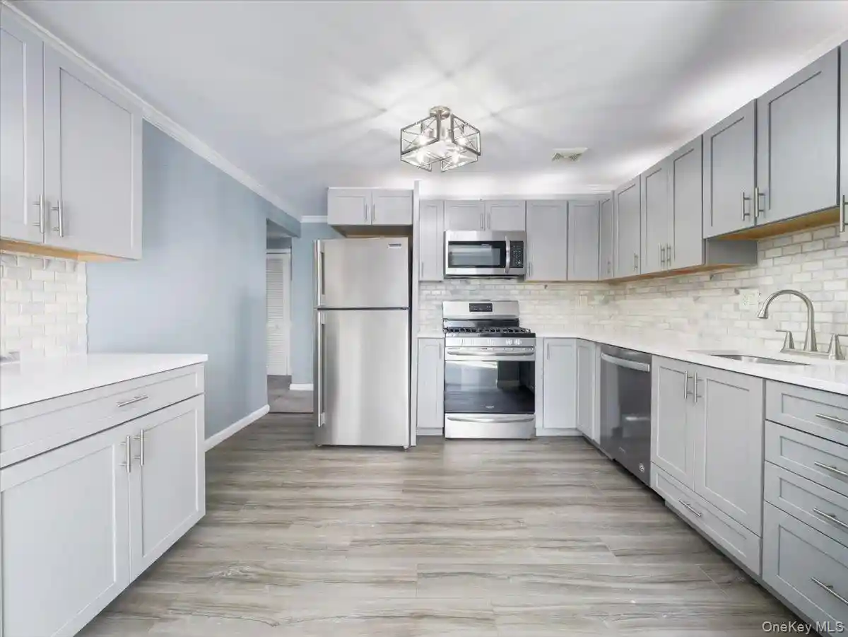 Listing Photo 2 - Condo for sale in 202 Country Clb Ln located at 202 Country Clb Ln, Haverstraw, NY 10970 - Unit 202 Country Club Ln