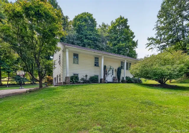 Photo 1 of Single family home for sale at 15 Oscawana Hts Rd, Putnam Valley, NY 10579 | MLS# 1044209 | Listing updated on 2026-09-14