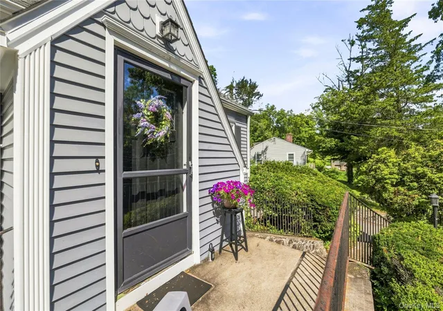 Photo 3 of Single family home for sale at 195 Oscawana Lake Rd, Putnam Valley, NY 10579 | MLS# 1044237 | Listing updated on 2026-10-08