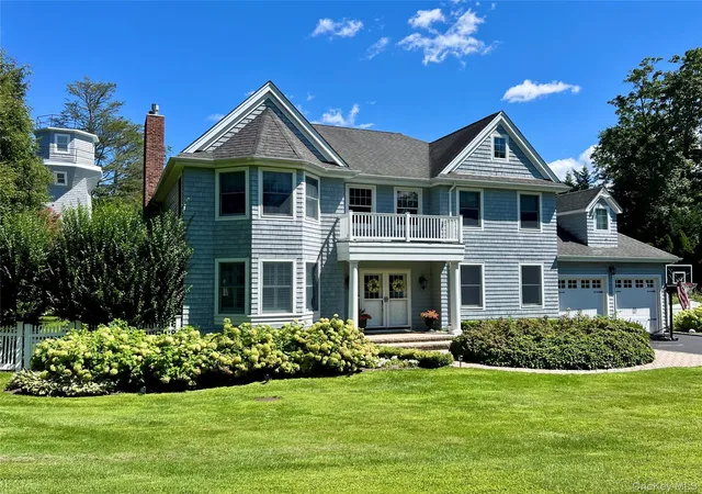 Photo 2 of Single family home for sale at 3 Wyona Ct, Huntington, NY 11743 | MLS# 1044269 | Listing updated on 2026-10-05