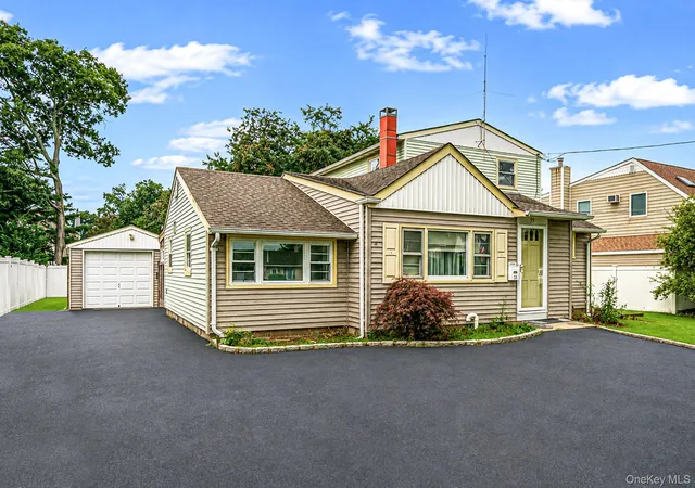 Photo 1 of Sale Pending at 35 Gwendolyn Pl, Islip, NY 11730 | MLS# 1044297 | Listing updated on 2026-09-16