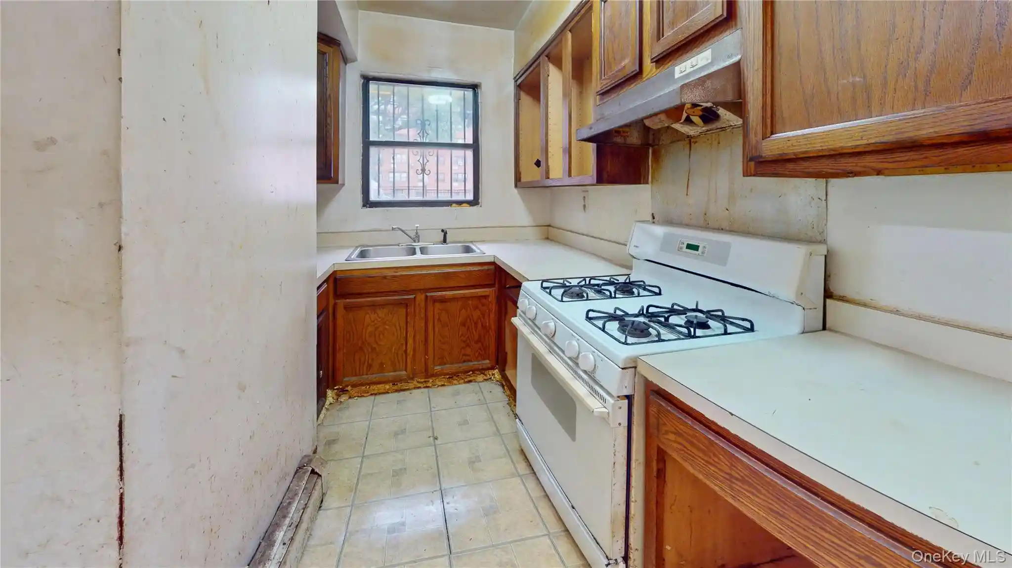 Listing Photo 2 - Condo for sale in 862 Leland Ave located at 862 Leland Ave, New York, NY 10473 - Unit #34A