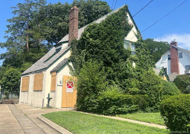 Photo 4 of Single family home for sale at 110 Rockaway Pkwy, Hempstead, NY 11580 | MLS# 1044422 | Listing updated on 2026-09-01