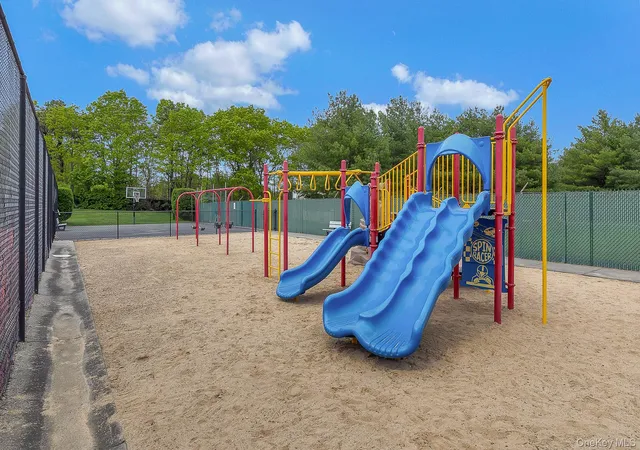 Listing Photo 2 - Condo for sale in building located at 29 Avery Ct, Smithtown, NY 11767