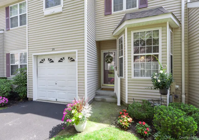 Photo 3 of Condo for sale at 29 Avery Ct, Smithtown, NY 11767 | MLS# 1044542 | Listing updated on 2026-10-03