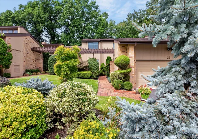 Photo 3 of Condo for sale at 37 Woodland Dr, North Hempstead, NY 11576 | MLS# 1044558 | Listing updated on 2026-09-02