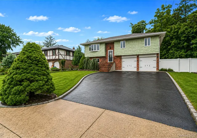 Photo 1 of Single family home for sale at 6 North Ave, Smithtown, NY 11787 | MLS# 1044596 | Listing updated on 2026-10-04