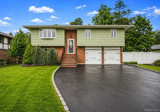 Photo 2 of Single family home for sale at 6 North Ave, Smithtown, NY 11787 | MLS# 1044596 | Listing updated on 2026-10-04