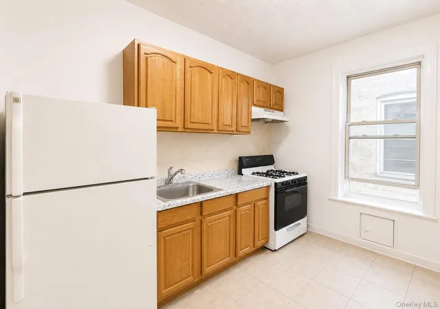 Listing Photo 4 - Condo for sale in building located at 1171 Colgate Ave, New York, NY 10472