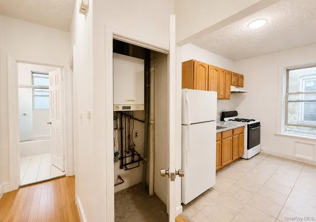Listing Photo 5 - Condo for sale in building located at 1171 Colgate Ave, New York, NY 10472