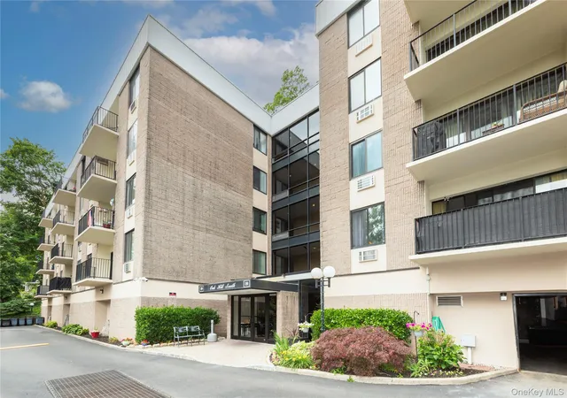 Listing Photo 2 - Condo for sale in building located at 130 Colonial Pkwy, Yonkers, NY 10710 - Unit #3L