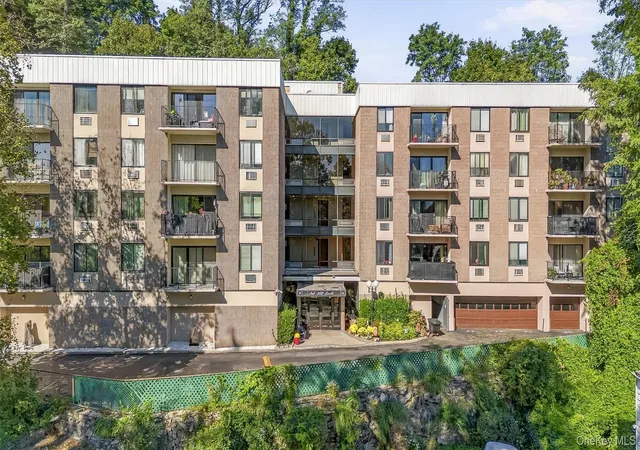 Listing Photo 3 - Condo for sale in building located at 130 Colonial Pkwy, Yonkers, NY 10710 - Unit #3L
