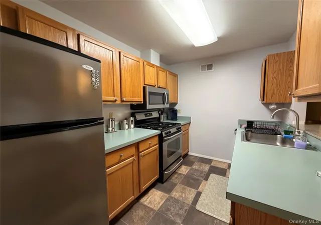 Listing Photo 5 - Condo for sale in building located at 18 Deer Ct Dr, Middletown, NY 10940
