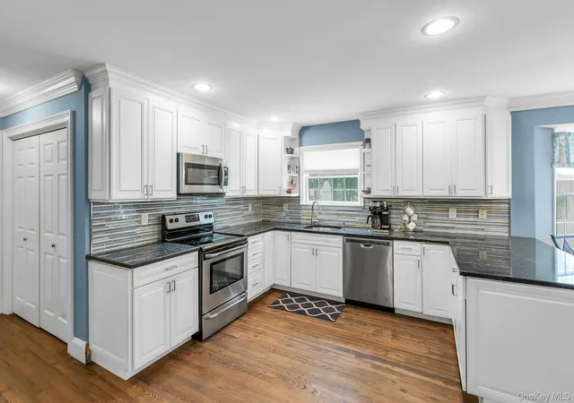 Photo 4 of Single family home for sale at 61 Washington Hts Ave, Southampton, NY 11946 | MLS# 1044708 | Listing updated on 2026-10-06
