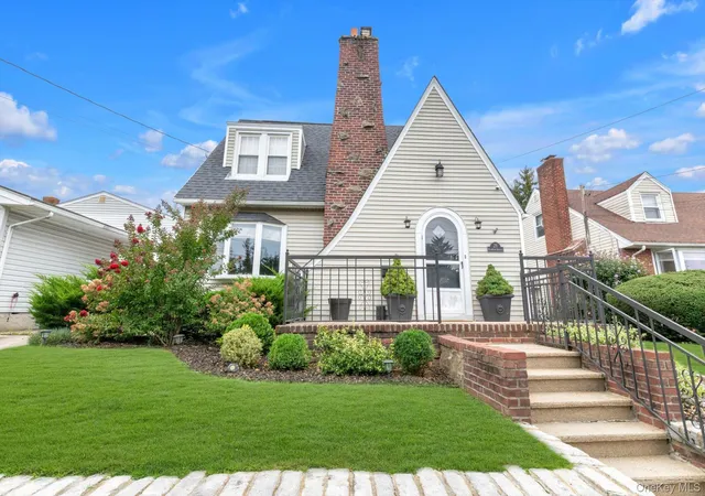 Photo 1 of Single family home for sale at 21 Hampton Ave, North Hempstead, NY 11507 | MLS# 1044734 | Listing updated on 2026-09-25