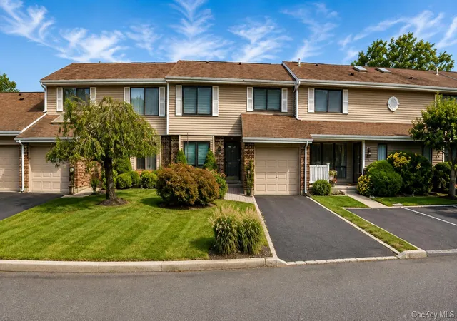 Photo 1 of Condo for sale at 230 Pond View Ln, Smithtown, NY 11787 | MLS# 1044752 | Listing updated on 2026-09-06
