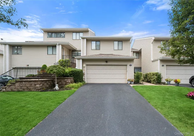 Listing Photo 1 - Condo for sale in building located at 10 Pheasant Ln, Oyster Bay, NY 11797