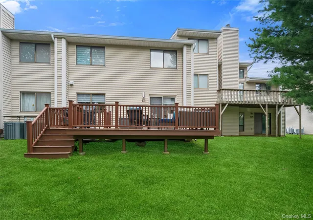 Listing Photo 2 - Condo for sale in building located at 10 Pheasant Ln, Oyster Bay, NY 11797