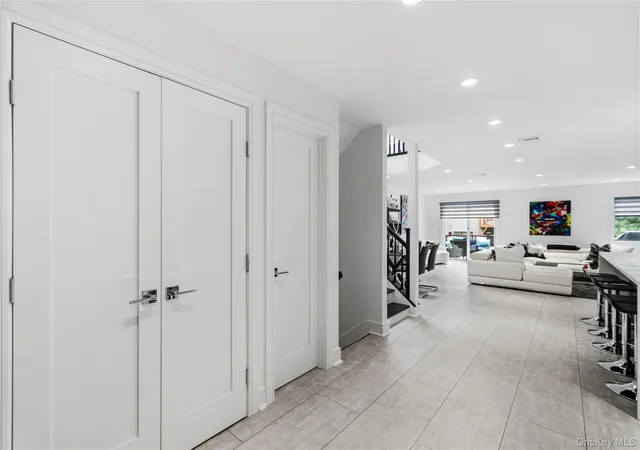 Listing Photo 3 - Condo for sale in building located at 10 Pheasant Ln, Oyster Bay, NY 11797