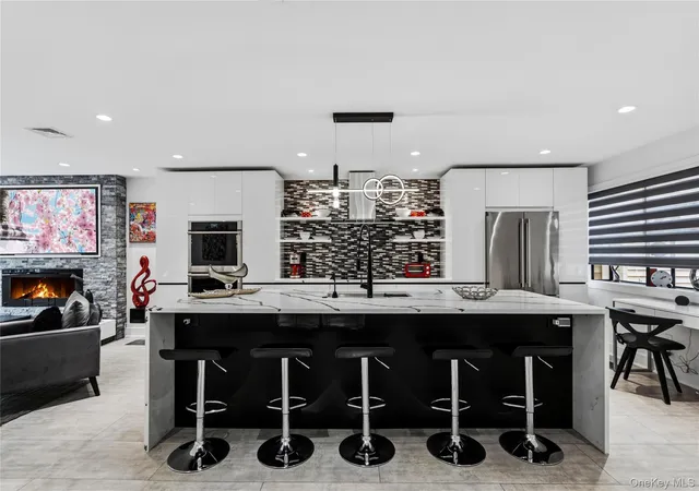 Listing Photo 4 - Condo for sale in building located at 10 Pheasant Ln, Oyster Bay, NY 11797