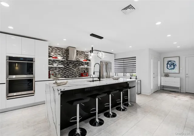 Listing Photo 5 - Condo for sale in building located at 10 Pheasant Ln, Oyster Bay, NY 11797
