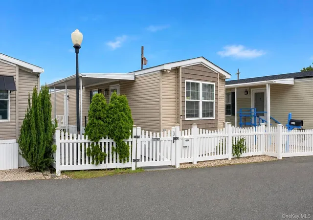 Photo 3 of Sale Pending at 600 Broadway #M10, Babylon, NY 11701 | MLS# 1044816 | Listing updated on 2026-09-17