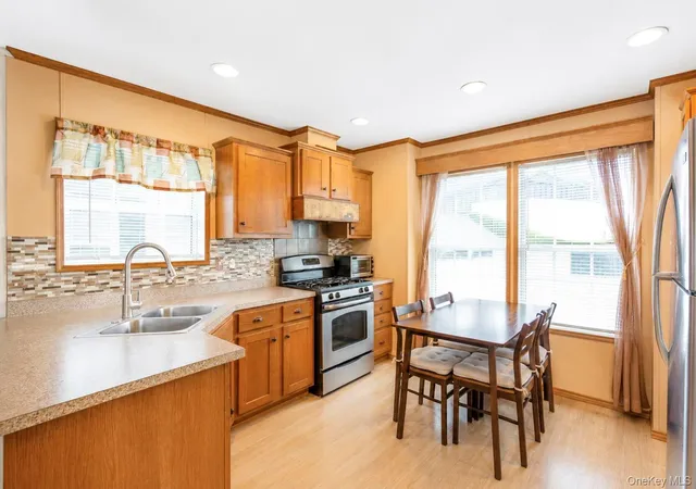 Photo 3 of Sale Pending at 600 Broadway #M10, Babylon, NY 11701 | MLS# 1044816 | Listing updated on 2026-09-17
