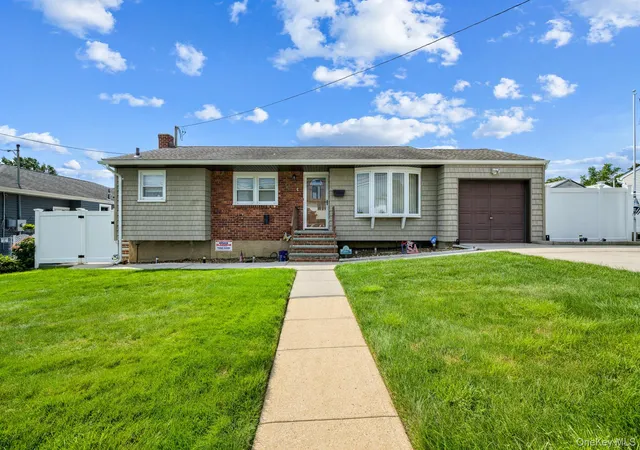Photo 1 of Single family home for sale at 40 Elm Ave, Oyster Bay, NY 11735 | MLS# 1044843 | Listing updated on 2026-09-02