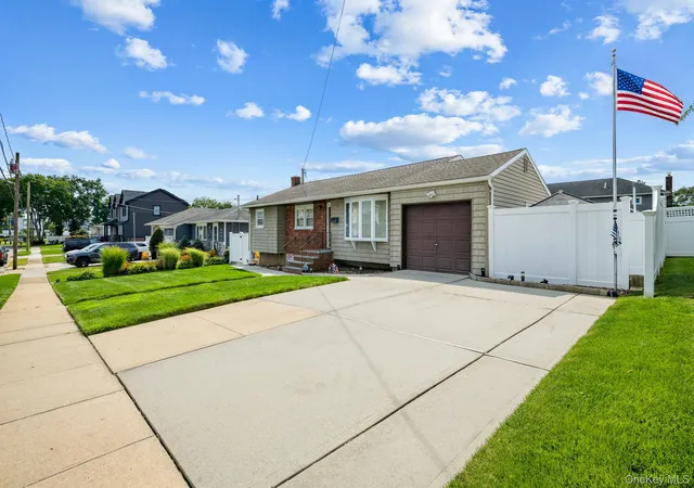 Photo 3 of Single family home for sale at 40 Elm Ave, Oyster Bay, NY 11735 | MLS# 1044843 | Listing updated on 2026-09-02