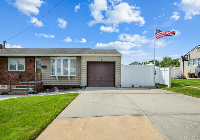Photo 3 of Single family home for sale at 40 Elm Ave, Oyster Bay, NY 11735 | MLS# 1044843 | Listing updated on 2026-09-02