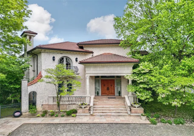 Photo 3 of Mansion for sale at 17 Split Rock Dr, North Hempstead, NY 11024 | MLS# 1044865 | Listing updated on 2026-09-02