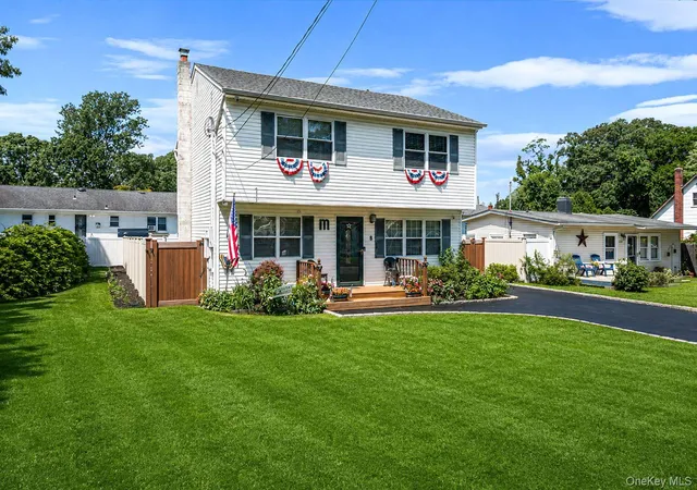 Photo 3 of Single family home for sale at 8 Halewood Dr, Brookhaven, NY 11967 | MLS# 1044873 | Listing updated on 2026-09-01