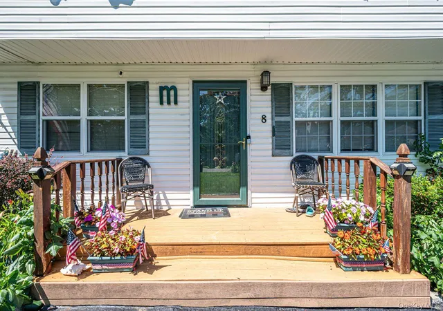 Photo 3 of Single family home for sale at 8 Halewood Dr, Brookhaven, NY 11967 | MLS# 1044873 | Listing updated on 2026-09-01