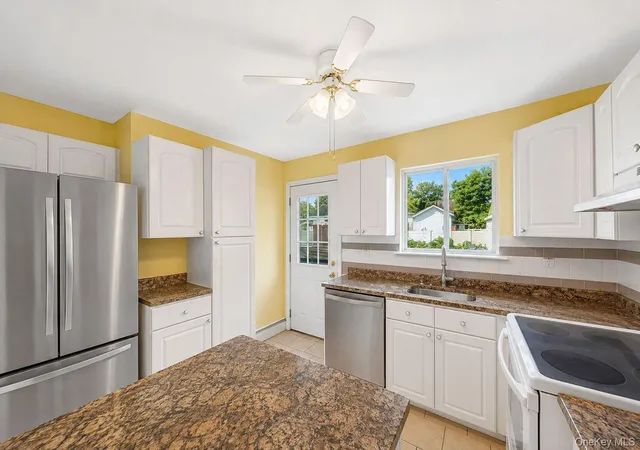 Photo 4 of Single family home for sale at 8 Halewood Dr, Brookhaven, NY 11967 | MLS# 1044873 | Listing updated on 2026-09-01
